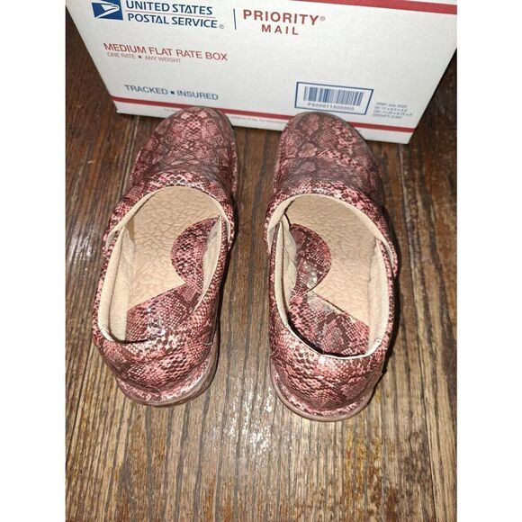 7M b.o.c. Born Clogs Loafers Wedge Heel Pink Brown Faux Leather Snakeskin Shoes - Picture 7 of 8